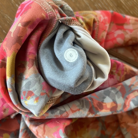 Lululemon floral leggings - size 6 - Picture 3 of 3